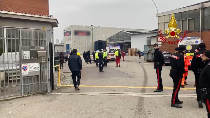 Incendio in azienda: un ustionato e 19 intossicati