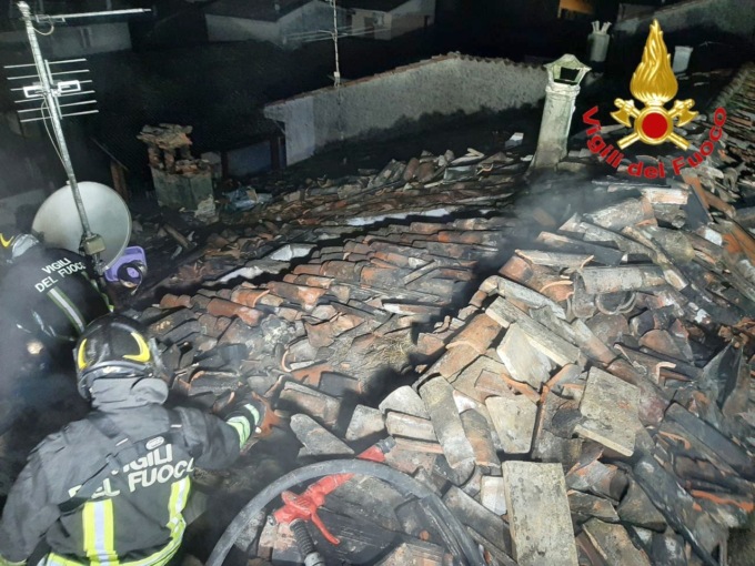 A fuoco la canna fumaria: un 25enne intossicato