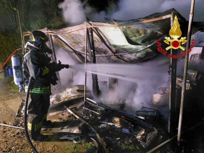 Sabato sera impegnativo per i pompieri: a fuoco un allevamento di cani e una Golf sulla SS9