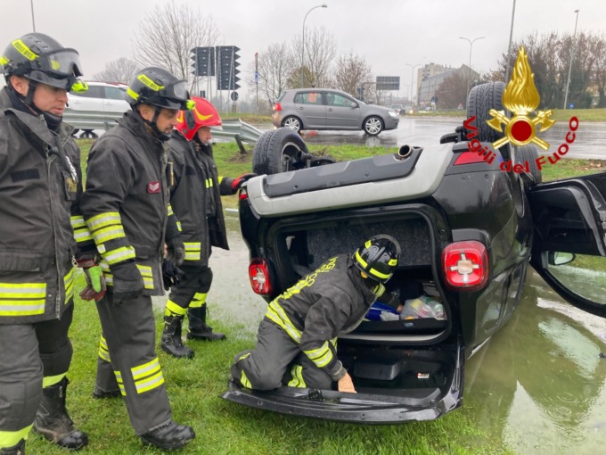 Incidente a Lodi, 26enne perde il controllo dell’auto e si ribalta