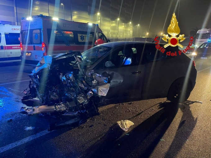 Schianto di notte sulla provinciale: sei persone in ospedale