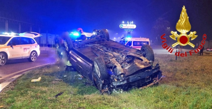 Crespiatica, drammatico incidente stradale la sera della Vigilia: auto ribaltata sulla Ss235