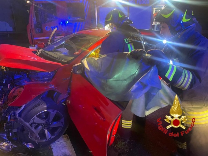 In auto contro un pilone: 50enne rimane incastrato nell’abitacolo