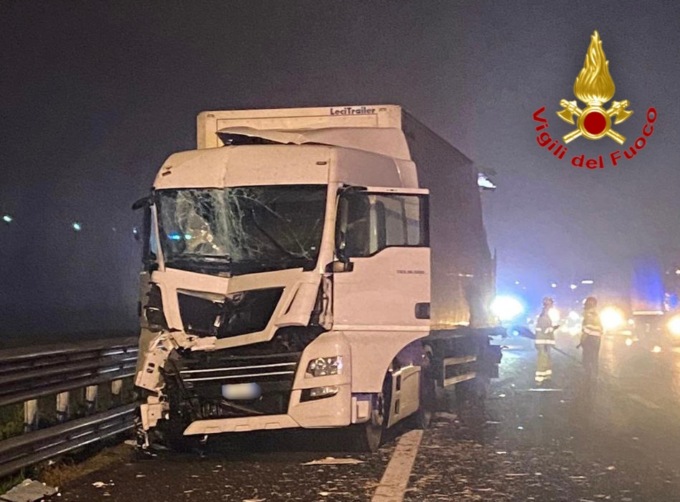 Tamponamento tra tre camion: autisti soccorsi e A1 chiusa