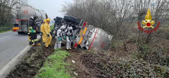 Si ribalta tir carico di soda caustica: allarme lungo la provinciale 15