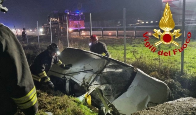 Finisce con l’auto in un canale lungo la A1: 26enne in ospedale in elisoccorso
