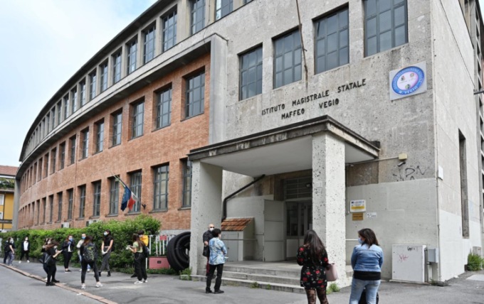 Violenta lite davanti al Maffeo Vegio di Lodi, 16enne accoltellato da un coetaneo