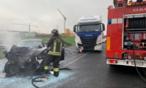 Camionista salva una 22enne dopo l'incidente: estratta viva dall'auto in fiamme