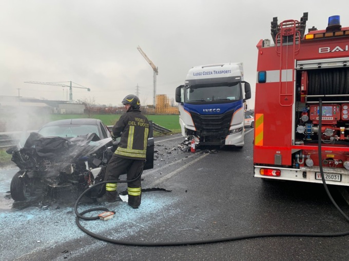 Camionista salva una 22enne dopo l’incidente: estratta viva dall’auto in fiamme