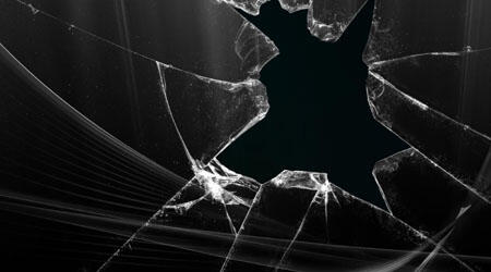 Finestre esplose a Lodi per colpa dei petardi, è caccia ai responsabili