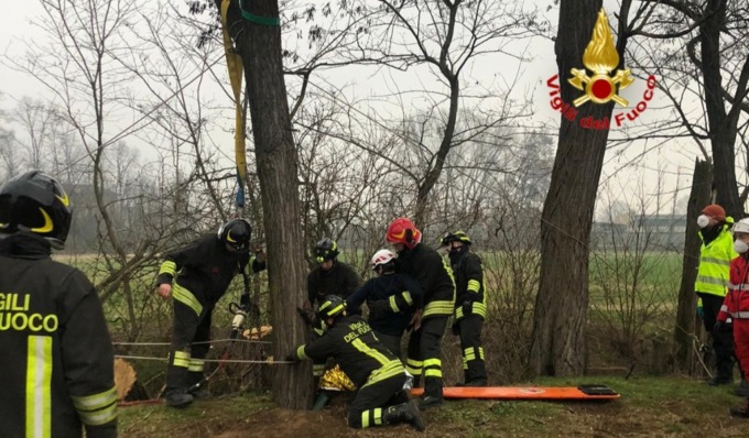 Gli cade la pianta sul piede mentre la sta potando, 53enne liberato dai Vigili del Fuoco