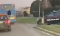 Appesi ai pullman per chilometri, la moda del "bus surfing" esplode nel Lodigiano