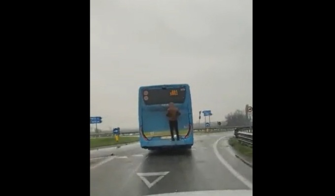 Per non pagare il biglietto viaggia aggrappato al bus: il video incredibile
