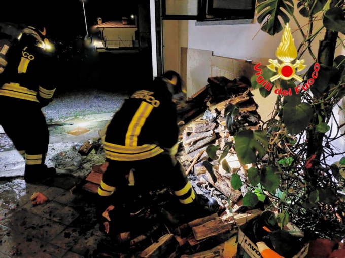 Rogo nel garage pieno di legna: arrivano i vigili del fuoco