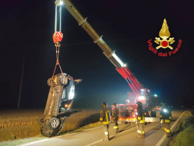 Auto capotta nel canale pieno d’acqua: salva la conducente