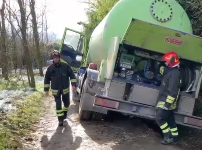 Autocisterna esce di strada, incidente a San Colombano al Lambro