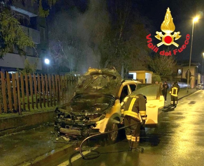 Auto prende improvvisamente fuoco: paura lungo la strada