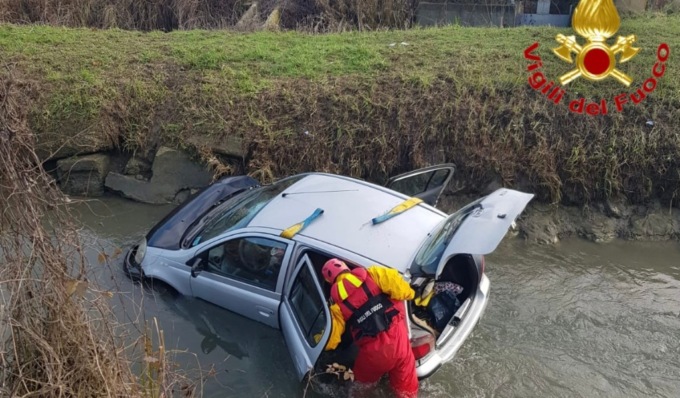 Incidente a Senna Lodigiana: esce di strada e finisce in un fosso pieno d’acqua