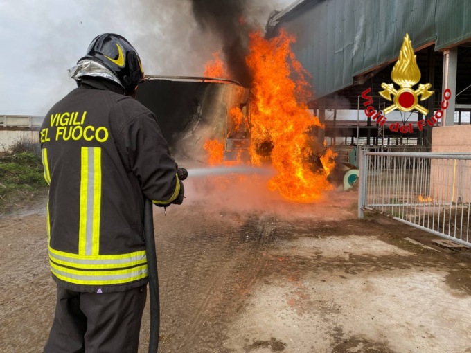 Mezzo agricolo prende fuoco a Montanaso: intervengono i Vigili del Fuoco