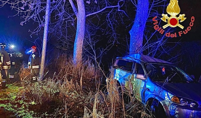 Finisce fuori strada e abbatte un palo della luce, ferita una 42enne