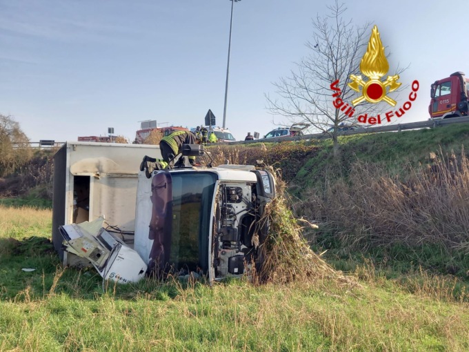 Autocarro esce di strada e si ribalta in un campo, soccorso autista 45enne