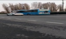 Di nuovo follia: un altro ragazzo viaggia aggrappato a un autobus