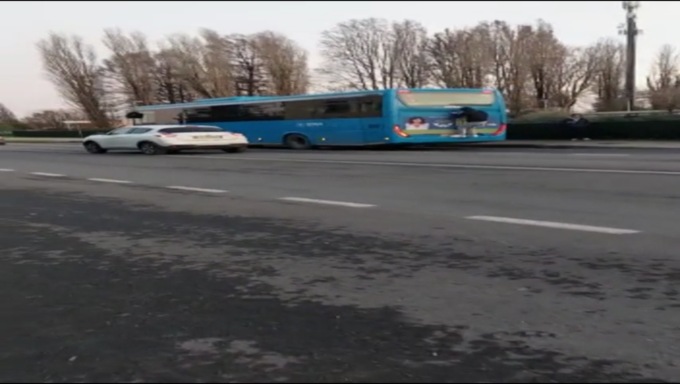 Di nuovo follia: un altro ragazzo viaggia aggrappato a un autobus