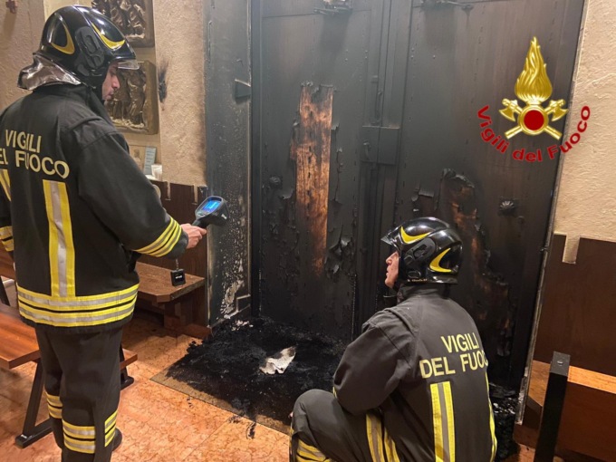 A fuoco il portone di una chiesa a Lodi, potrebbe trattarsi di un piromane