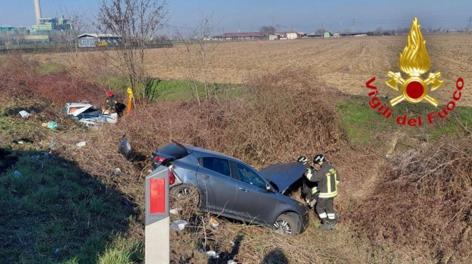 Due auto nel fosso dopo lo schianto: quattro uomini feriti