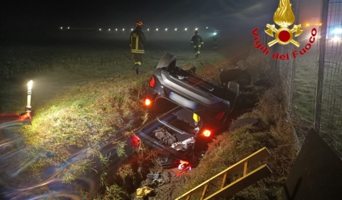 Incidente in A1: auto esce di strada e finisce ribaltata in un fossato