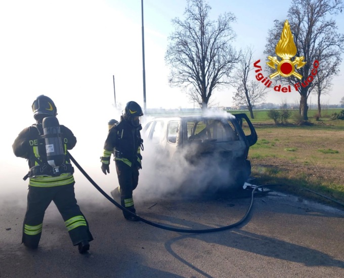 Auto prende fuoco lungo la strada: paura a Fombio