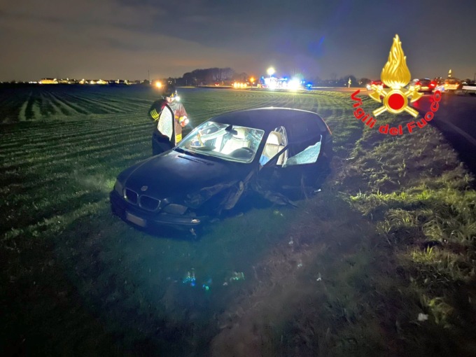 Frontale tra due auto: quattro feriti, uno incastrato nel veicolo