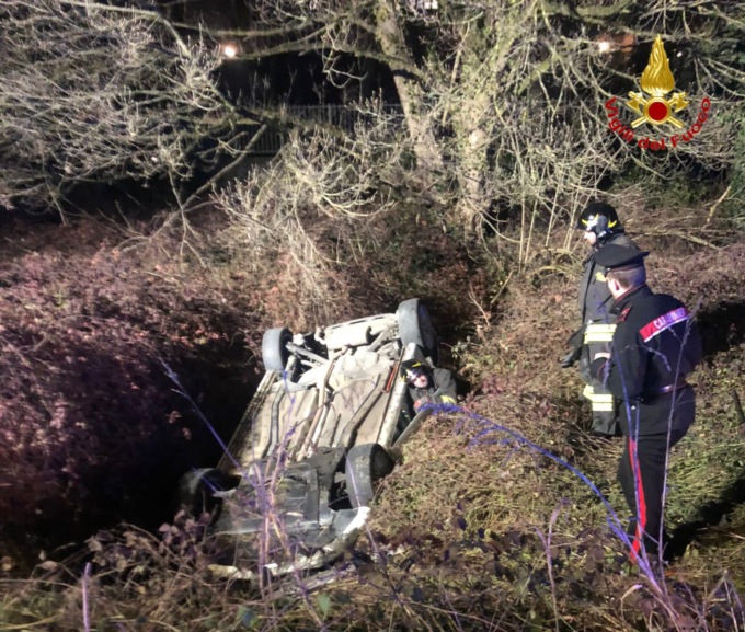 Abbatte il guard rail e capotta nel fosso: un 33enne in ospedale
