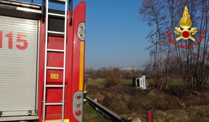 Esce di strada e si ribalta in un campo: una ragazza di 24 anni in ospedale