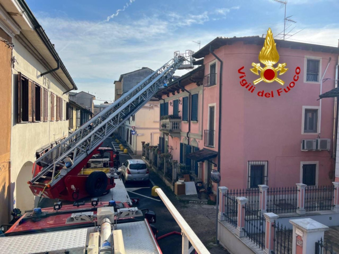 Canna fumaria a fuoco a Lodi Vecchio: la prontezza dei soccorsi salva la situazione