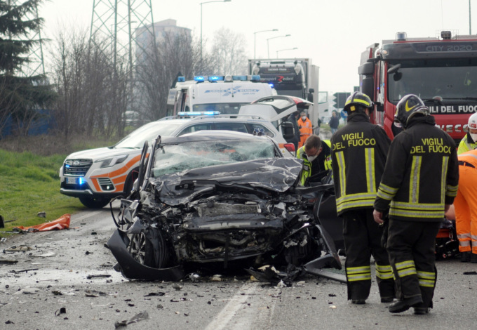 Schianto tra auto e camion: muore 55enne, grave il figlio 26enne