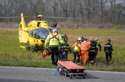Auto contro furgone manutenzione strade che poi investe operai: tre feriti gravi