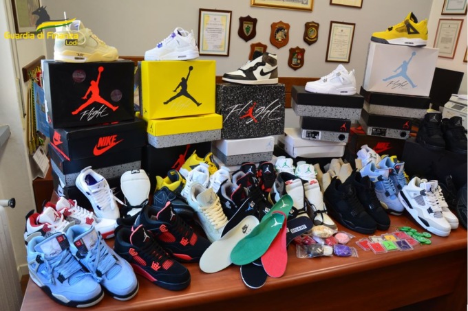 “Air Jordan” contraffatte, sequestrate oltre 400 paia di scarpe a Pieve Fissiraga