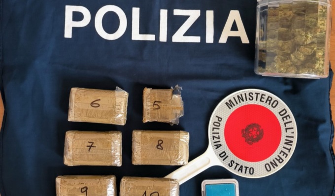 Il cane antidroga “Eco” fiuta hashish e marijuana in camera da letto e nel pensile della cucina