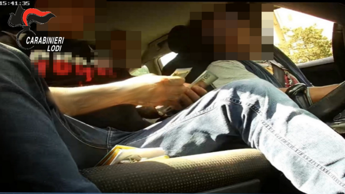 Spaccio tra le province di Milano e Lodi, un’auto usata come pagamento per l’acquisto di droga
