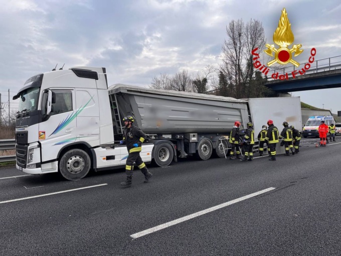 Schianto tra due camion in autostrada: muore un 58enne