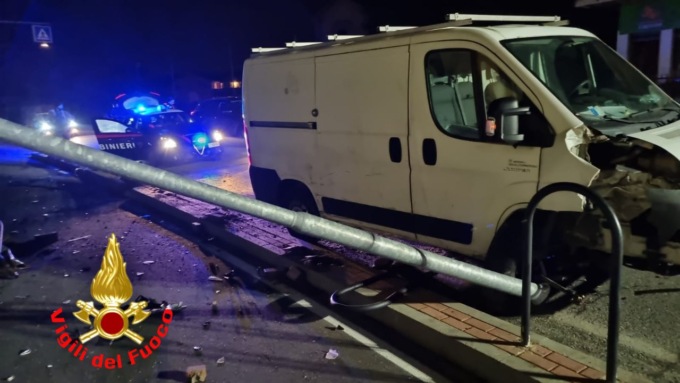 Incidente a Sant’Angelo: si schiantano di notte contro un palo della luce