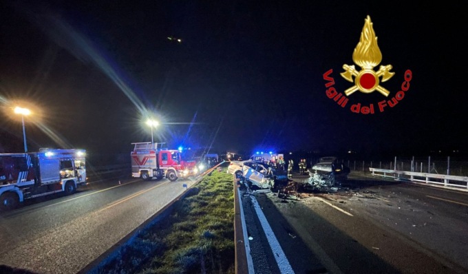 Frontale sulla A1 allo scambio di carreggiata: tra i feriti anche un bambino di 6 anni