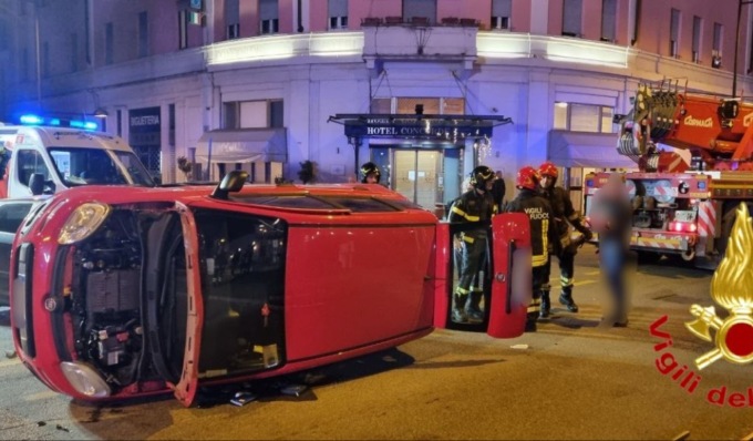 Schianto davanti alla stazione: un’auto si ribalta, donna incastrata tra le lamiere