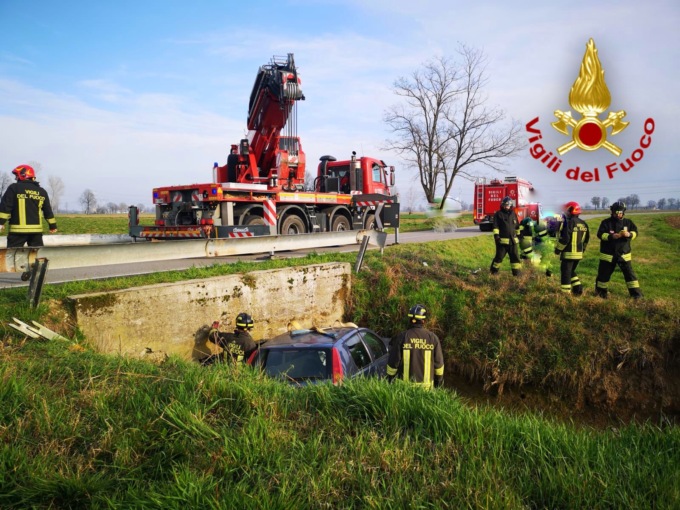 Finisce con l’auto in un fossato: 74enne estratta dall’abitacolo e portata in ospedale
