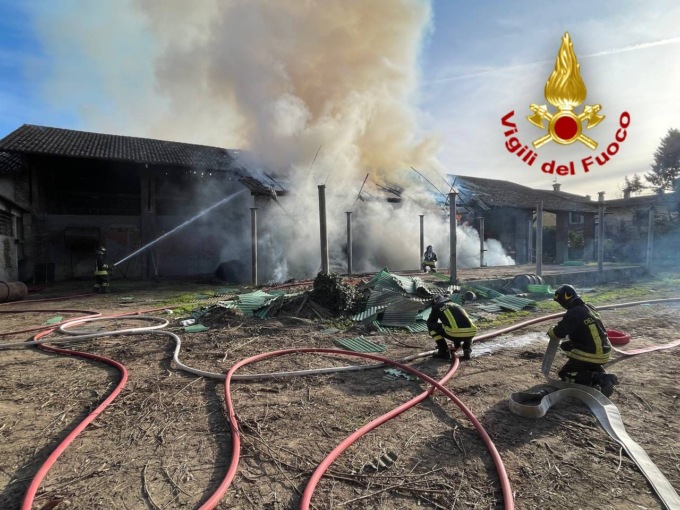 A fuoco 50 rotoballe: gravi danni alla barchessa e super lavoro di vigili del fuoco