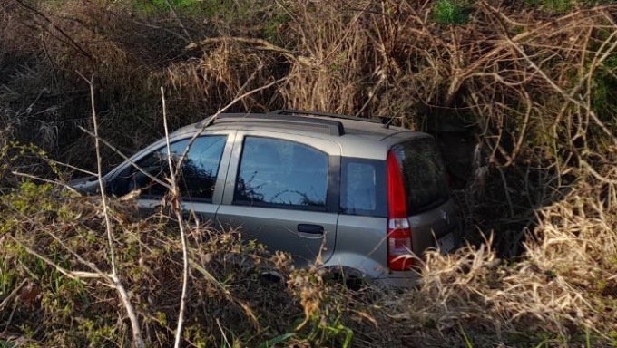 Esce di strada con l’auto e finisce nel fosso a Brembio, 42enne in ospedale