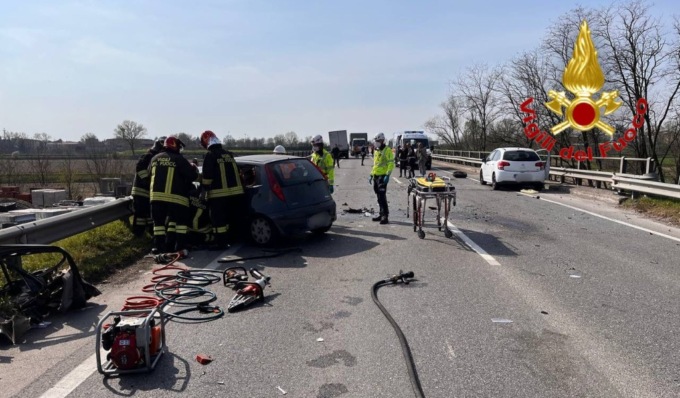 Frontale tra auto e furgone, una 38enne grave in ospedale