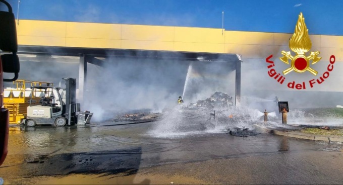 Incendio alla logistica DHL di Livraga: il video delle operazioni di spegnimento