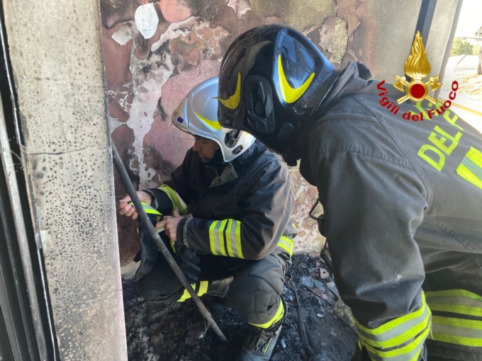 A fuoco appartamento al quinto piano: evacuata una palazzina